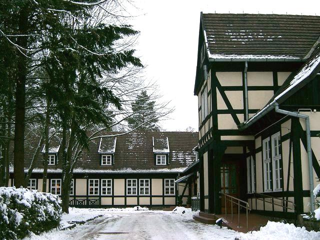 ein zum Hotel umgebautes ehemaliges Forsthaus in der Netzer Heide