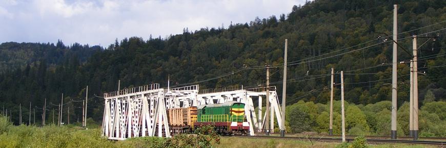 Bahnstrecke von Mukatschewe nach Stryj, hier in der Nähe des Karpatenpasses bei Skole 