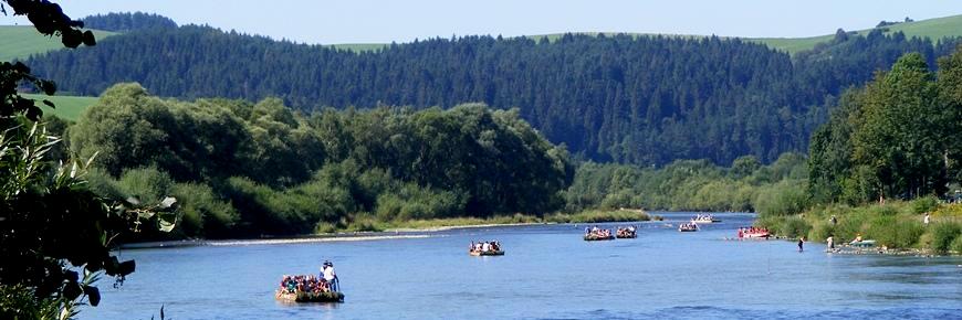 Floßverkehr für Touristen gibt es an drei Stellen der Slowakei (Strečno, Oravský Podzámok und Červený Kláštor)