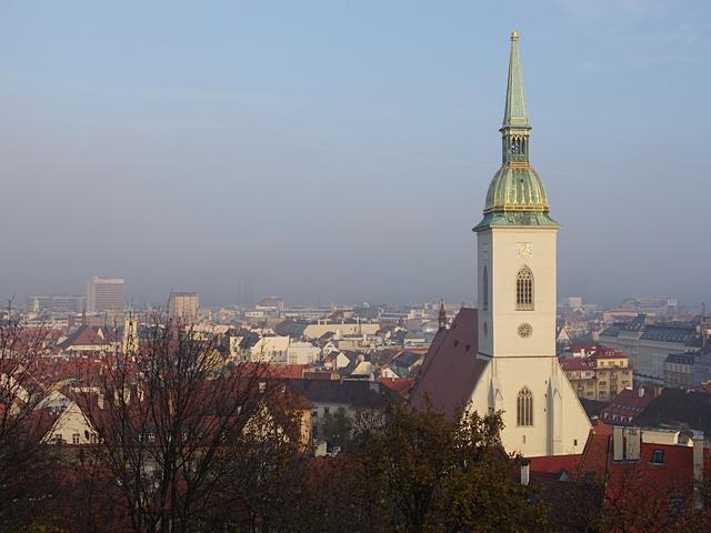 Blick vom Burgberg in Bratislava, vorn der Martinsdom