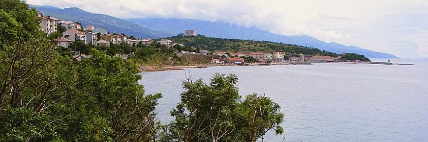 Blick von Norden auf Senj in Kroatien, gut zu sehen die Uskokenburg Nehaj und der kleine Hafen unmittelbar vor dem Stadtzentrum mit seiner Mole